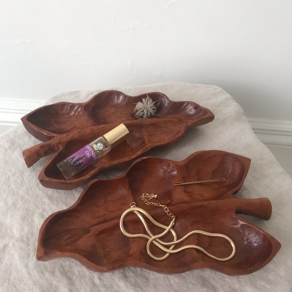 Set of 2 • Vintage Wooden Leaf Catch All Dishes - Picture 5 of 7